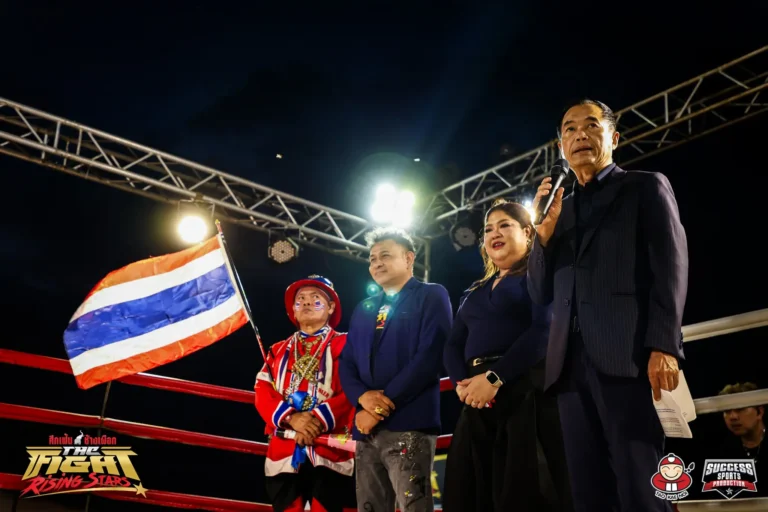 ภาพบรรยากาศไฮไลท์งานศึกเฟ้นช้างเผือก The Fight Rising Stars บางแสน ภาพที่ 4 จากขวาไปซ้าย พล.อ.สุชาติ แดงประไพ (ประธานที่ปรึกษาฯ กิตติมศักดิ์) คุณยิมส์ เดอะไฟท์ ผู้จัดงาน